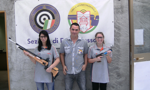 Greta MInniti con carabina al centro lallenatore Fausto Agnesa e con la pistola Elena Filippini