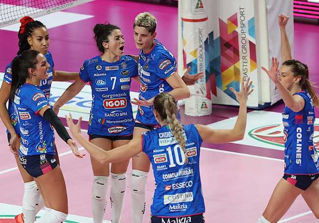 Igor abbraccio sotto rete