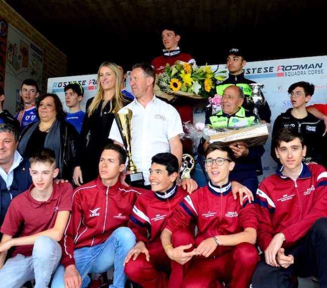 il podio di Pianezza TO con Mirko Bozzola vincitore e la squadra alievi del Pedale.jpg 2