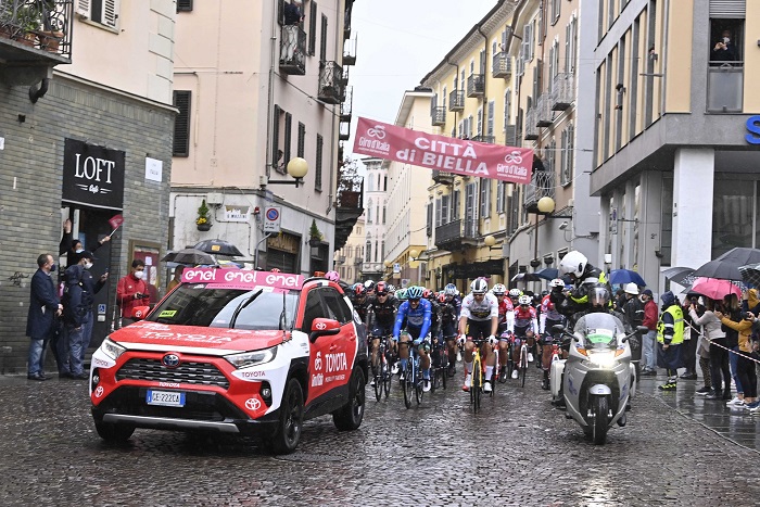 Giro d'Italia: la terza tappa partita sotto la pioggia a Biella