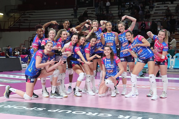 igor ragazze gruppo maglia rosa azzurra