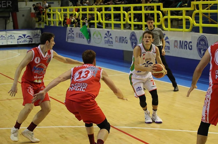 Anno nuovo Paffoni vecchia. Il derby è rossoverde con Omegna che vince 74-59